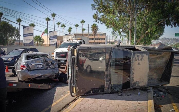 Por venirse peleando provocaron aparatoso accidente vehicular en Tijuana Por venirse peleando provocaron aparatoso accidente vehicular en Tijuana