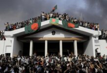 Primera ministra de Bangladesh huyó del país en medio de protestas masivas. Primera ministra de Bangladesh huyó del país en medio de protestas masivas.