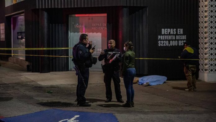 Riña en avenida Revolución de Tijuana culminó con un hombre muerto Riña en avenida Revolución de Tijuana culminó con un hombre muerto