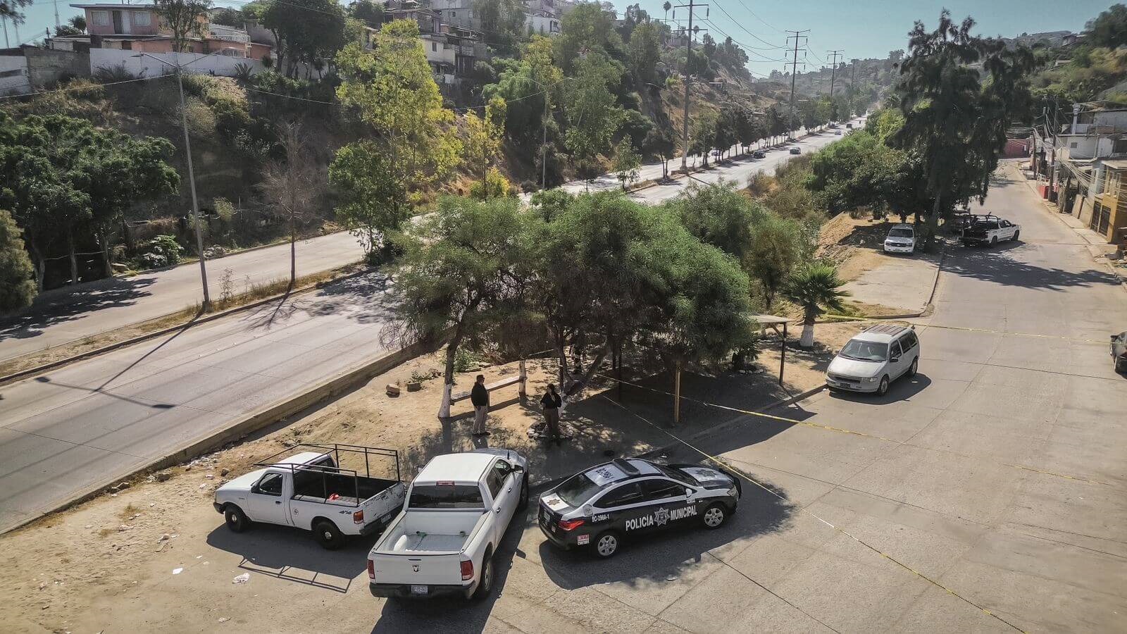 Abandonan otro auto con un cuerpo en Tijuana, ahora en el Rosas Magallón.