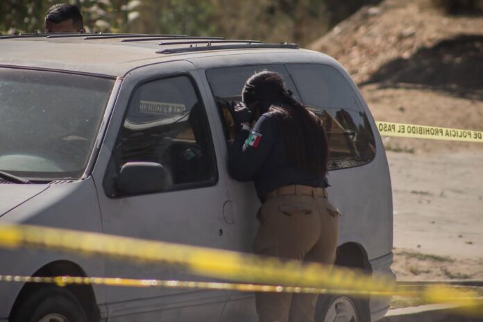 Abandonan otro auto con un cuerpo en Tijuana, ahora en el Rosas Magallón Abandonan otro auto con un cuerpo en Tijuana, ahora en el Rosas Magallón