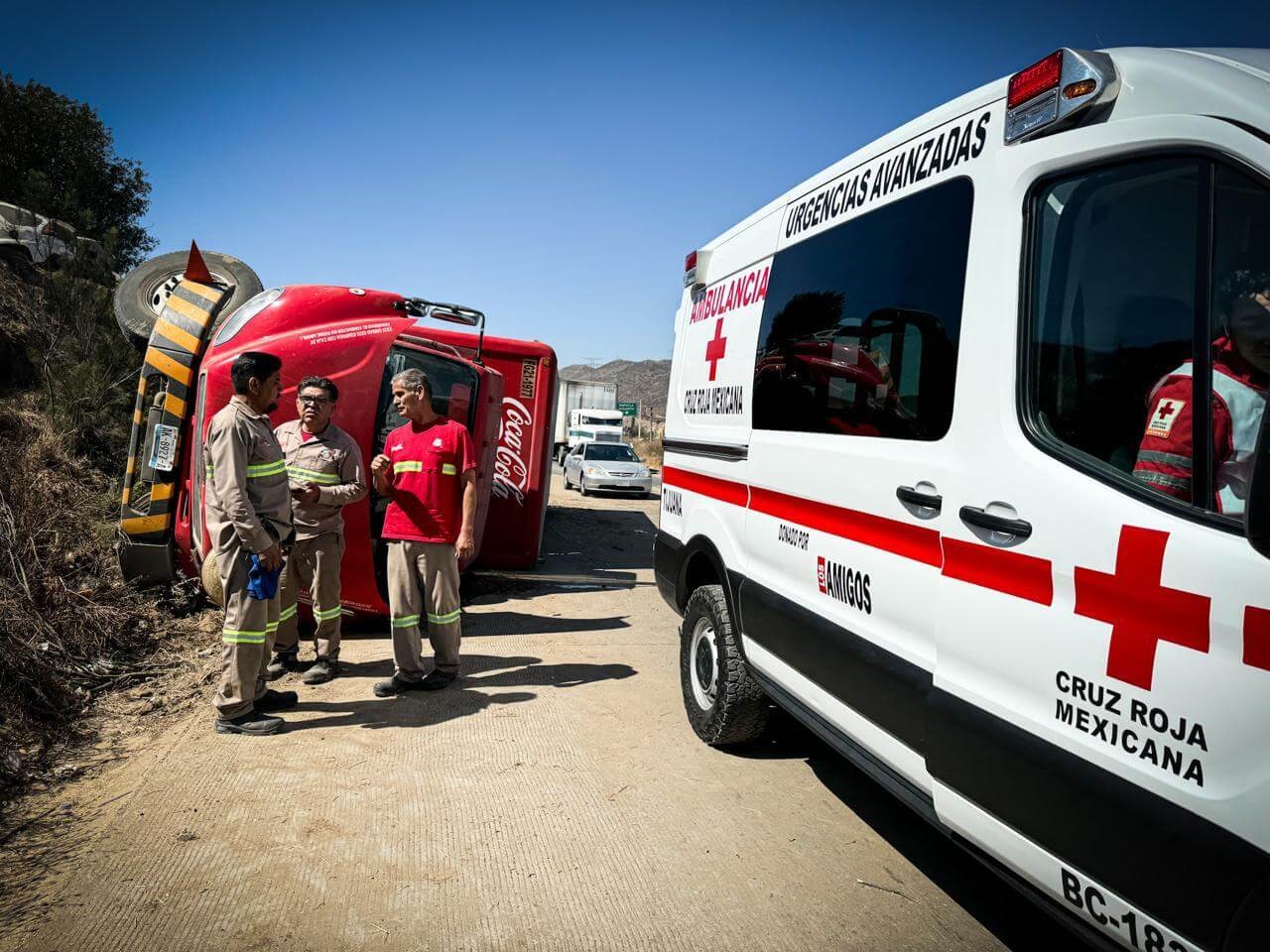 Camión de Coca Cola se volcó en el bulevar 2000 de Tijuana.