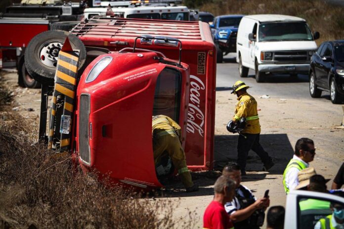 Camión de Coca Cola se volcó en el bulevar 2000 de Tijuana