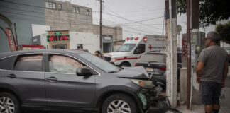Semáforos fuera de servicio provocaron choque entre autos en Tijuana. Choque en Tijuana