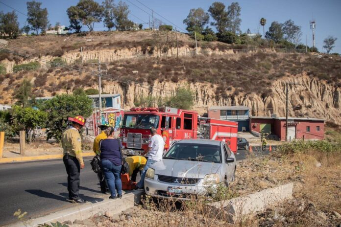 Conductor perdió el control en curva del Fundadores en Tijuana Conductor perdió el control en curva del Fundadores en Tijuana