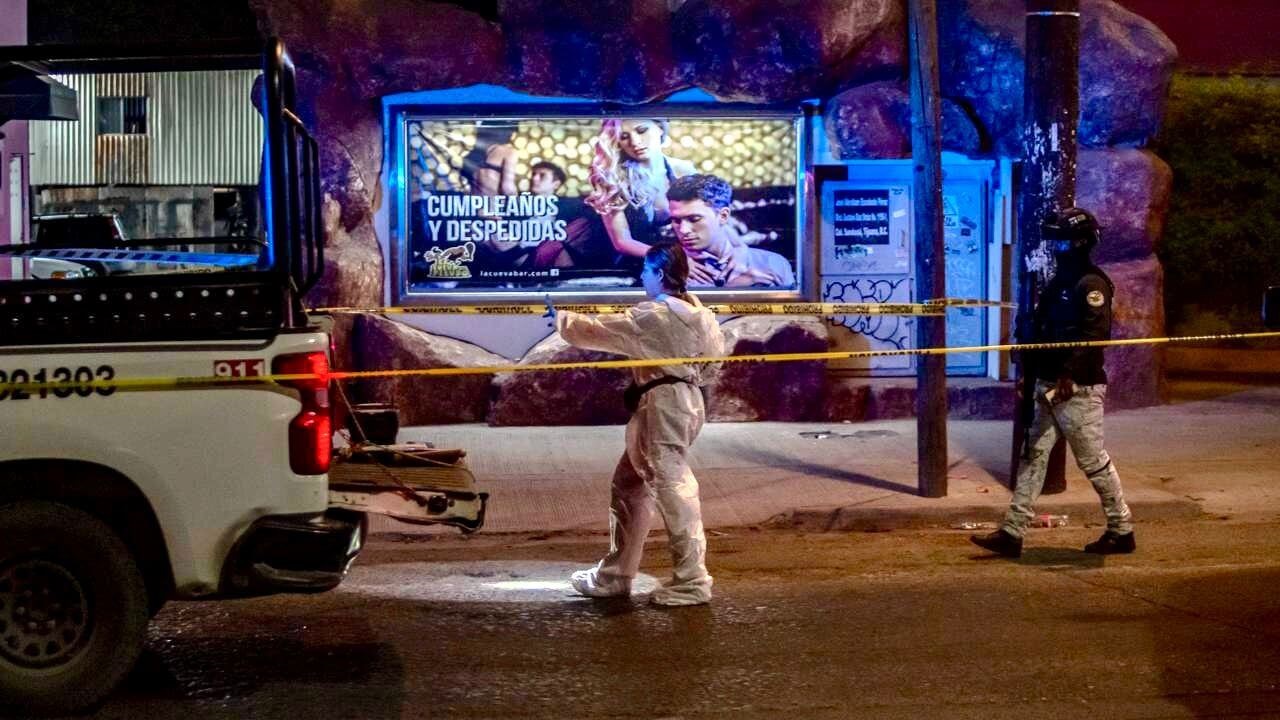 Dejan auto con narcomensaje y una cabeza afuera de La Cueva del Peludo