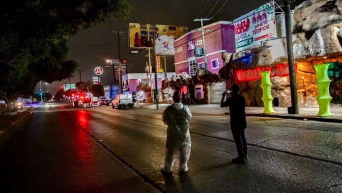 Dejan auto con narcomensaje y una cabeza afuera de La Cueva del Peludo de Tijuana Dejan auto con narcomensaje y una cabeza afuera de La Cueva del Peludo de Tijuana