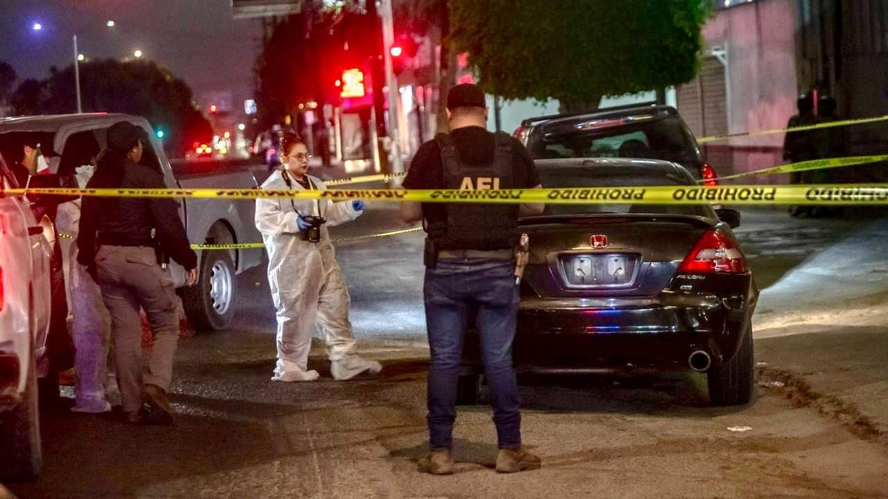 Dejan auto con narcomensaje y una cabeza afuera de La Cueva del Peludo.