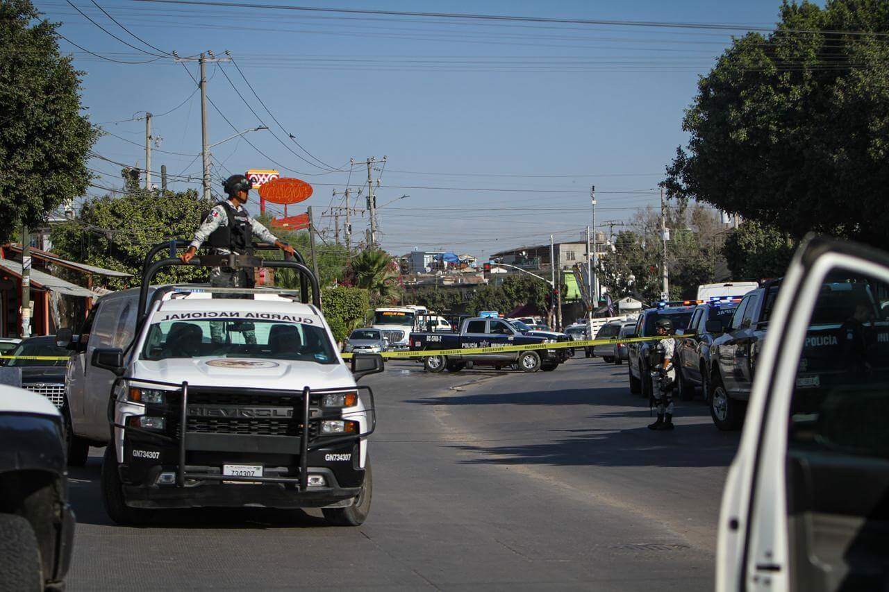 Hombre fue asesinado en la entrada de unos abarrotes en Tijuana.