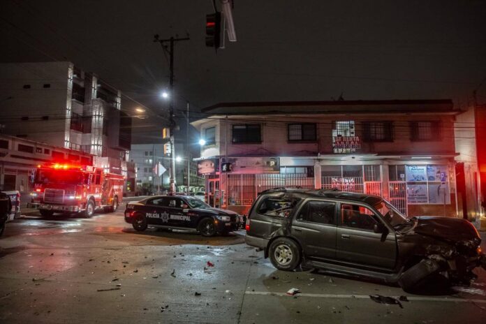 Taxista choca por manejar en presunto estado de ebriedad en Tijuana.