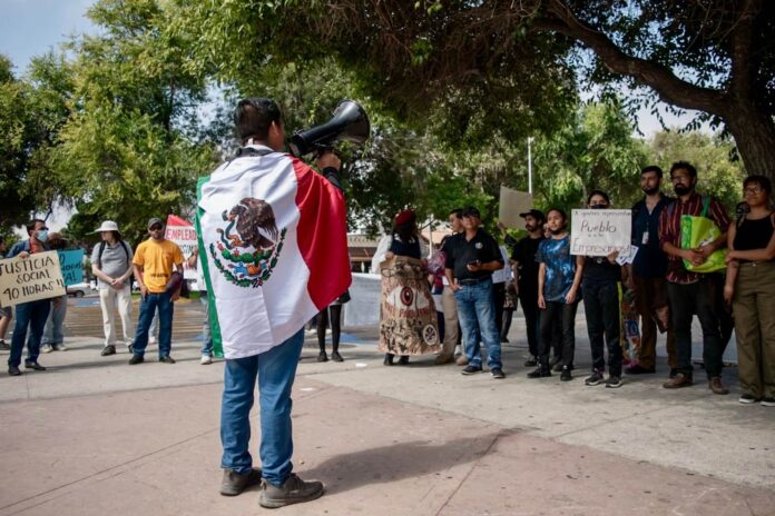 Tijuanenses exigieron la reducción de la jornada laboral en México.