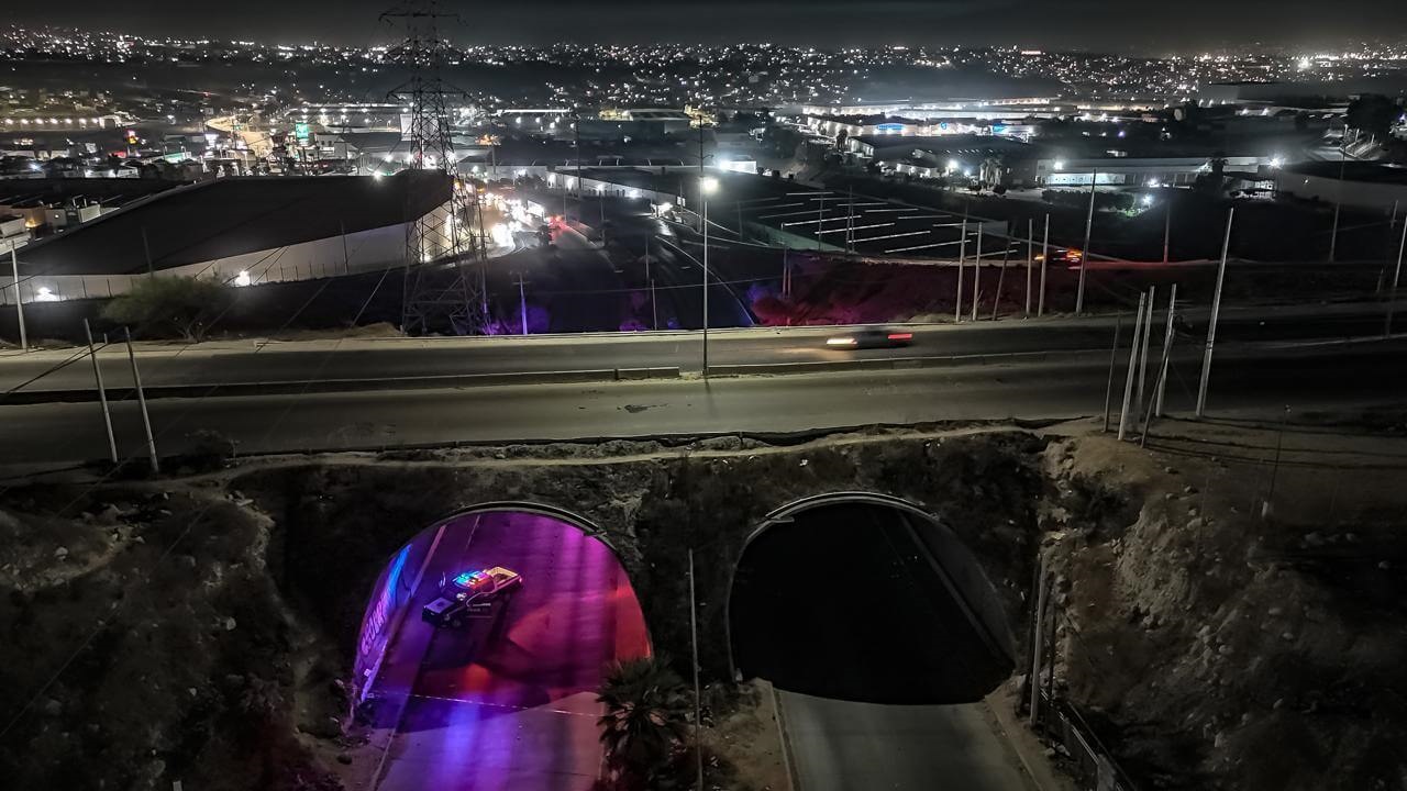 Abandonaron un cuerpo en pleno túnel del bulevar Terán Terán de Tijuana