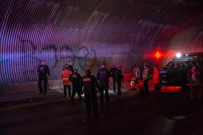 Abandonaron un cuerpo en pleno túnel del bulevar Terán Terán de Tijuana.