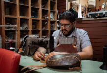 Baja Leather busca preservar los oficios tradicionales en la frontera de Tijuana. Adrián González de Baja Leather