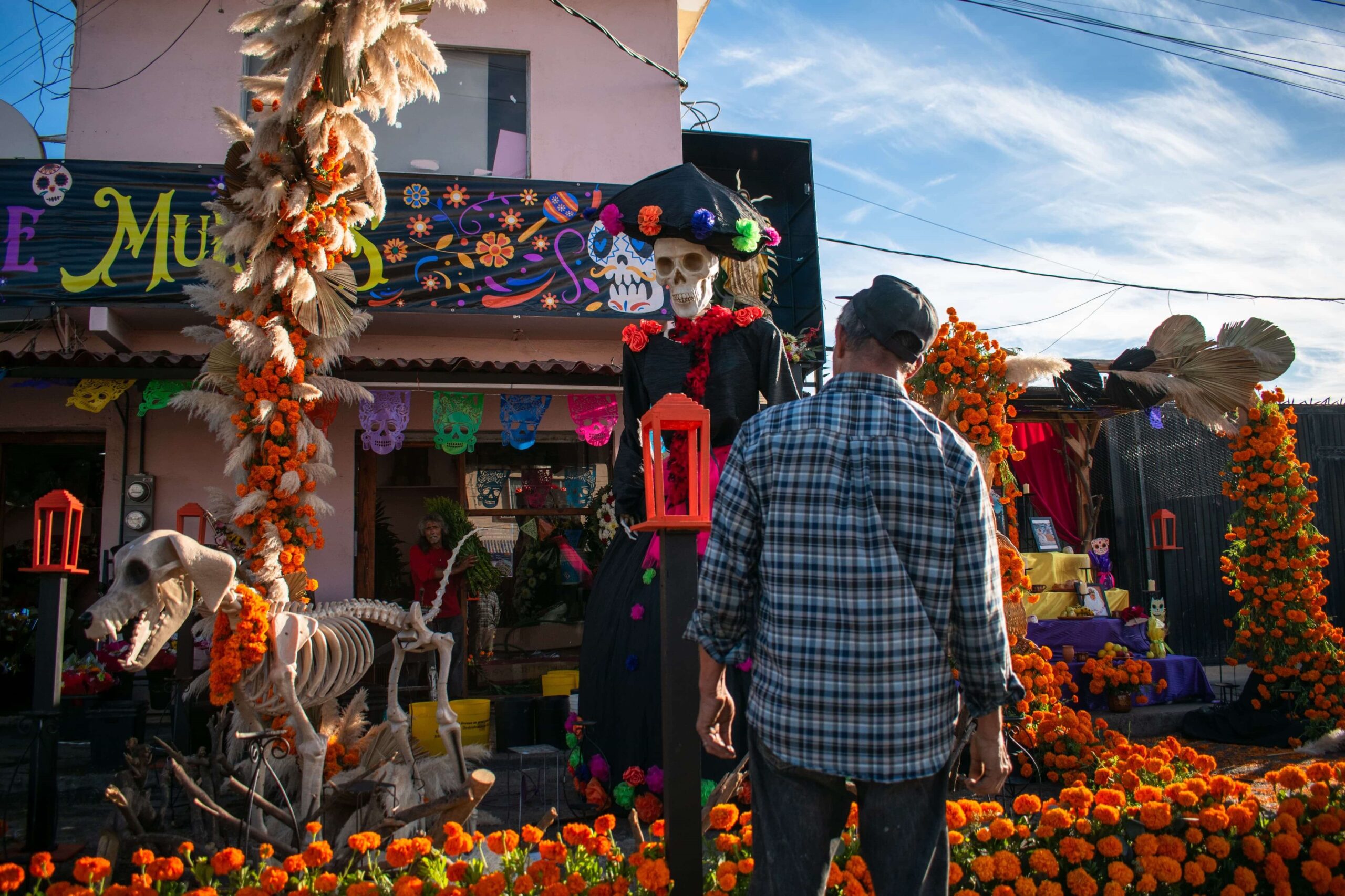 Altar de muertos en calle quinta de Tijuana