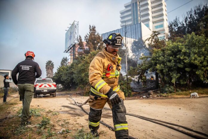 Bomberos trabajando en Tijuana