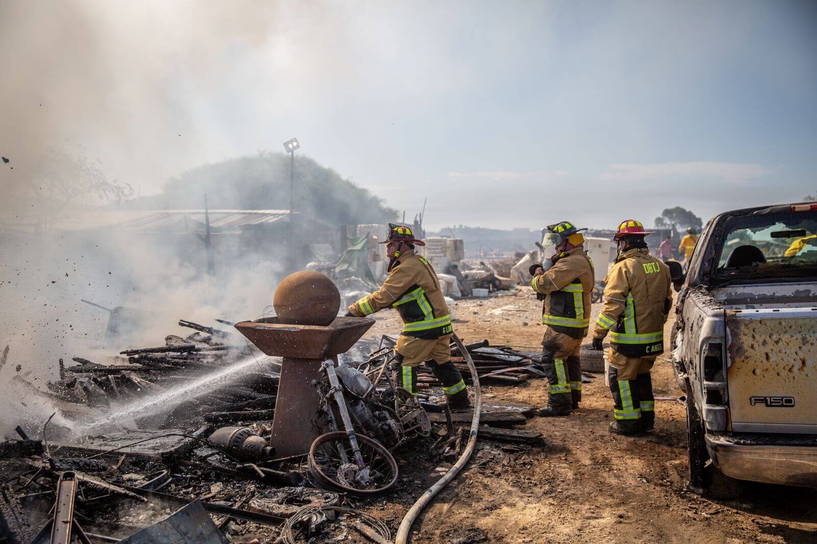 Casa afectada por incendio en Tijuana. Bomberos