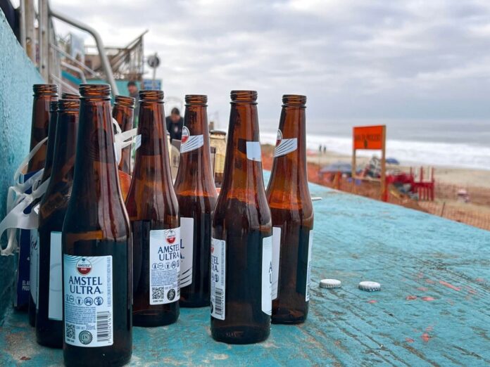 Cervezas en malecón de Playas de Tijuana