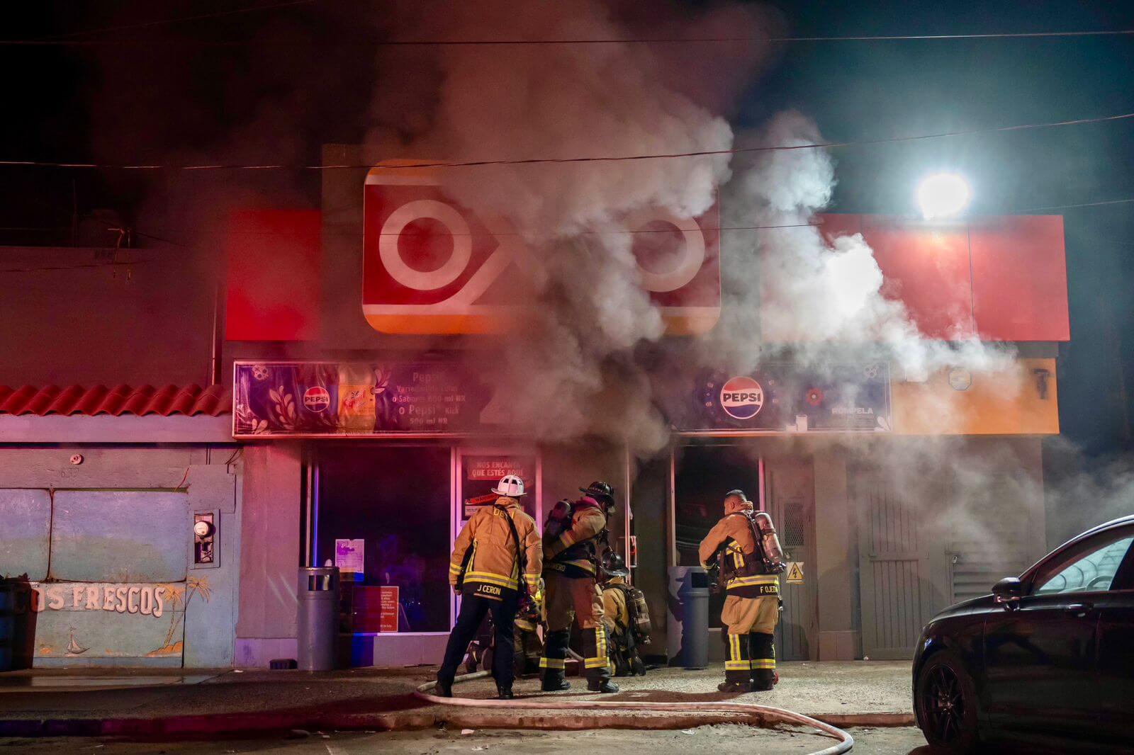 Incendio consumió un restaurante y Oxxo en Playas de Tijuana.