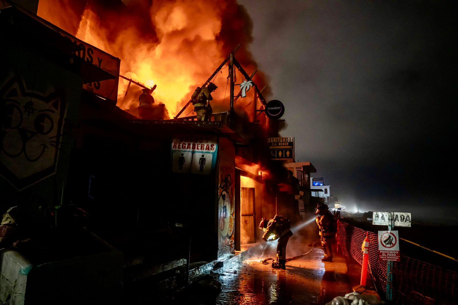 Incendio consumió un restaurante y un Oxxo en Playas de Tijuana