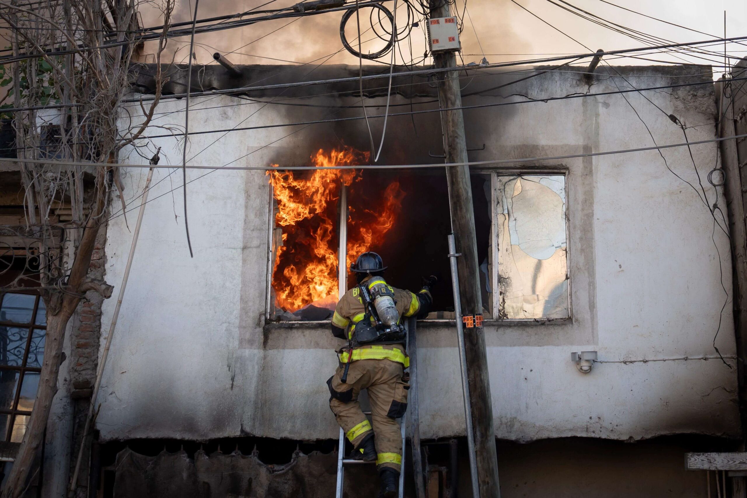 Incendio consumió varias casas en la colonia 70-76 de Tijuana