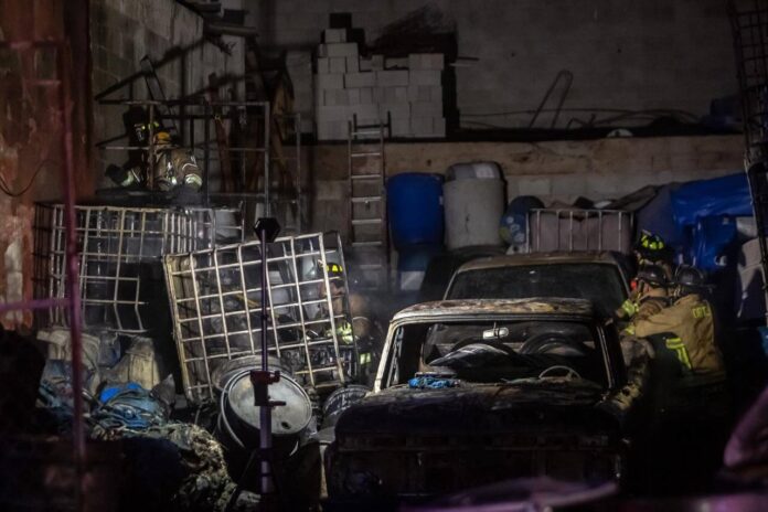Incendio de noche en Tijuana