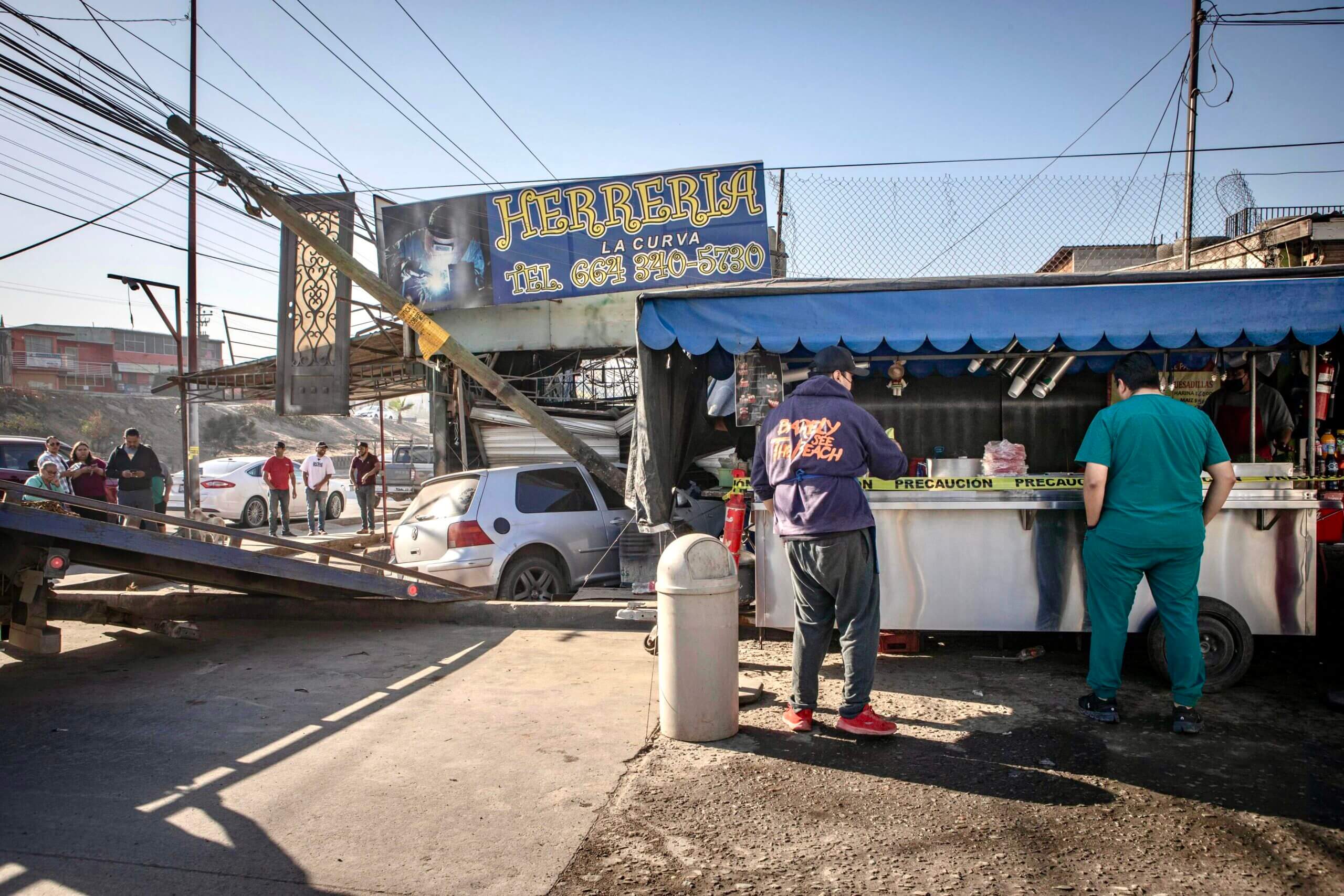 Le fallaron los frenos y terminó dentro de un negocio en Tijuana