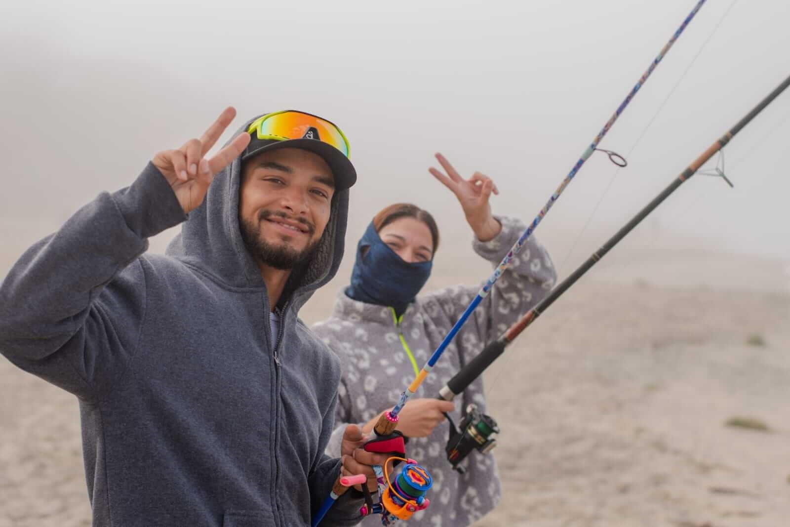 Pareja que practica la pesca