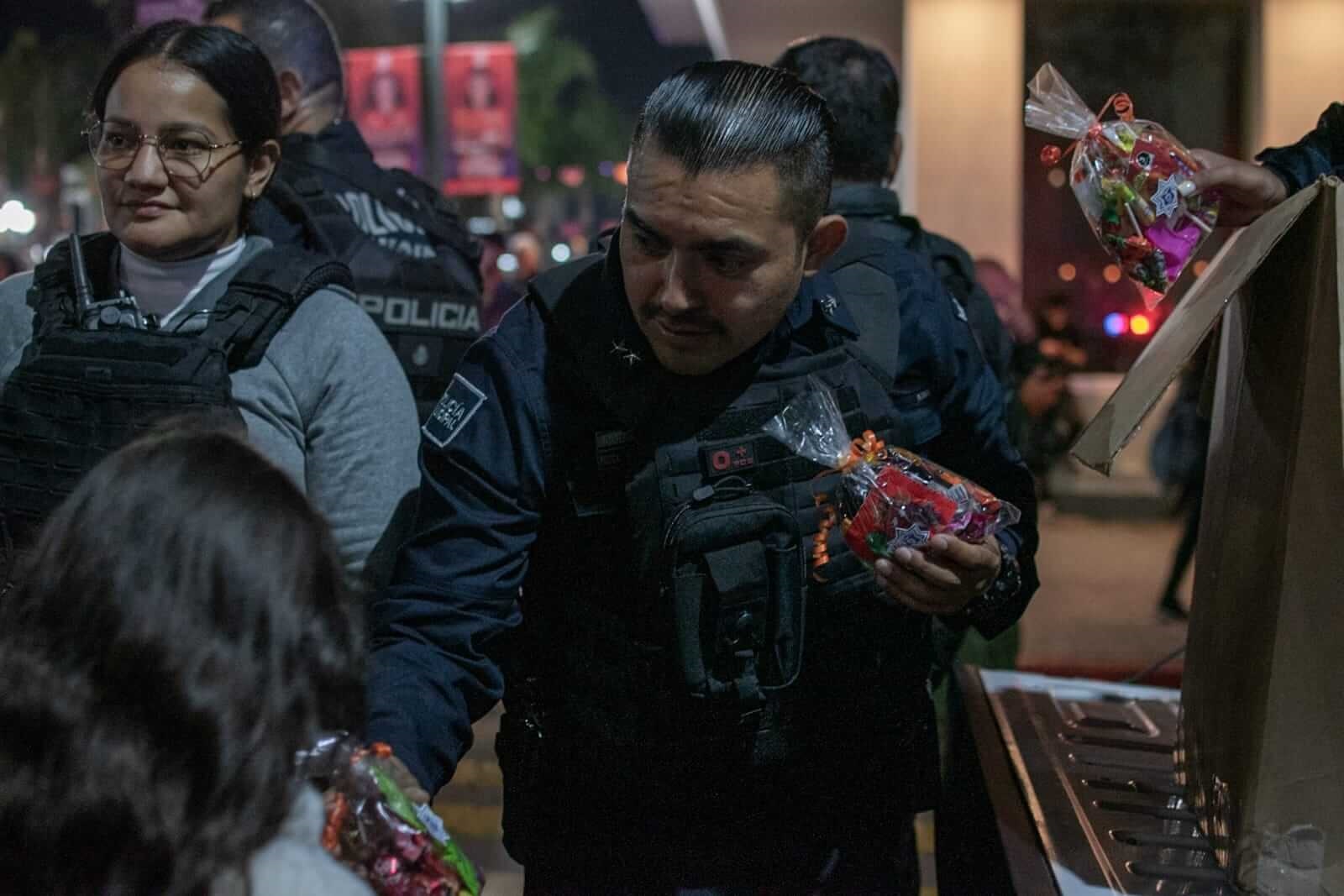 Policías de Tijuana repartiendo dulces