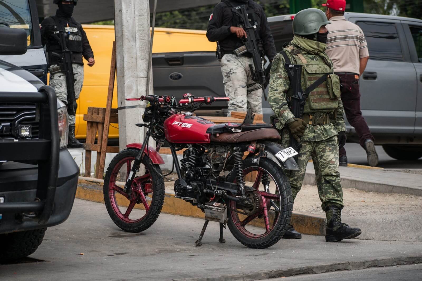 Se registra choque entre motociclista y unidad del Ejército en Tijuana.