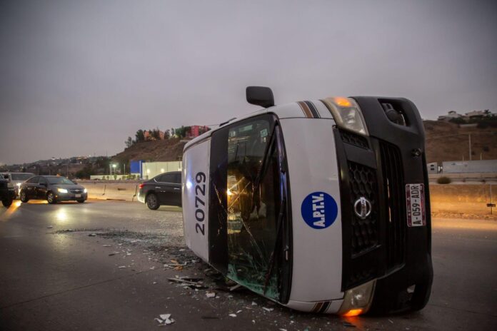 Taxi con pasajeros se volcó en la vía rápida Alamar