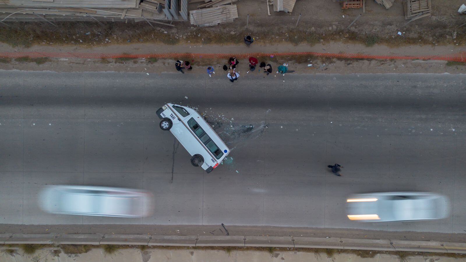 Taxi con pasajeros se volcó en la vía rápida Alamar de Tijuana.