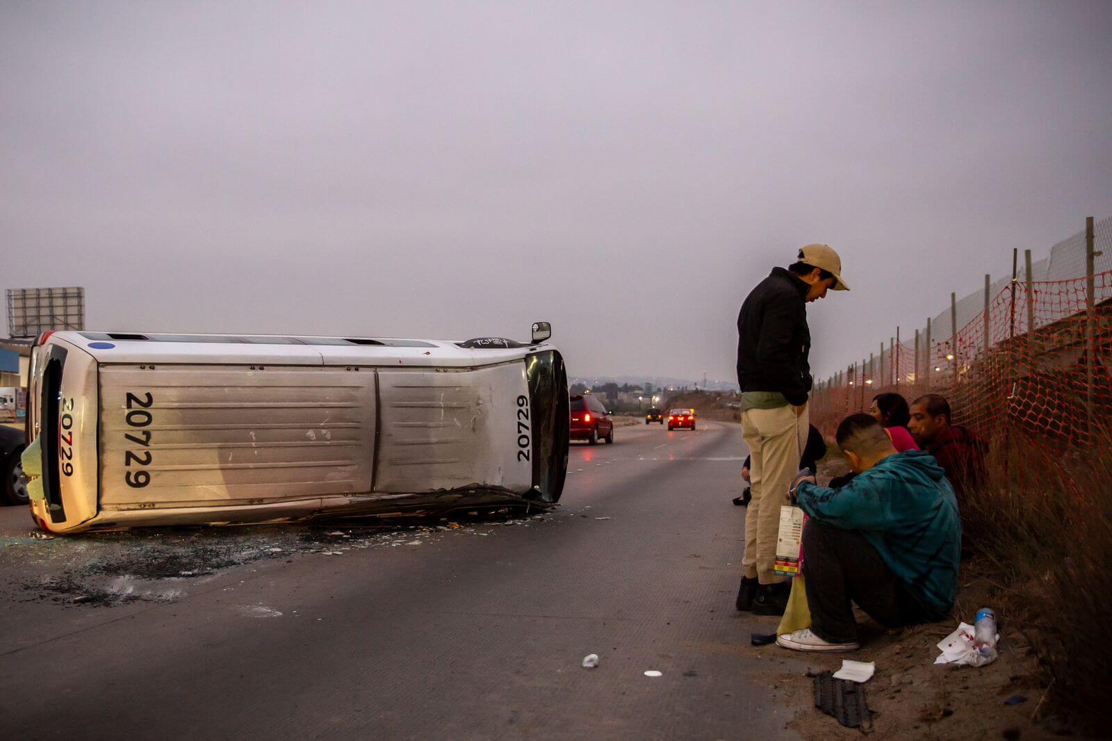 Taxi con pasajeros se volcó en la vía rápida Alamar en Tijuana.