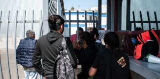 Trabajadores de maquila en Tijuana preocupados por posible empresa golondrina. Trabajadores en empresa Passion Splash