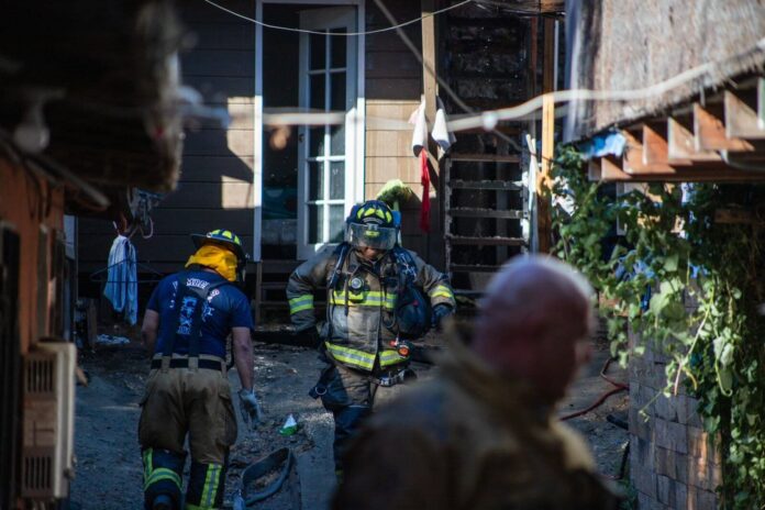 Vivienda de madera se incendia en la colonia Obrera de Tijuana.