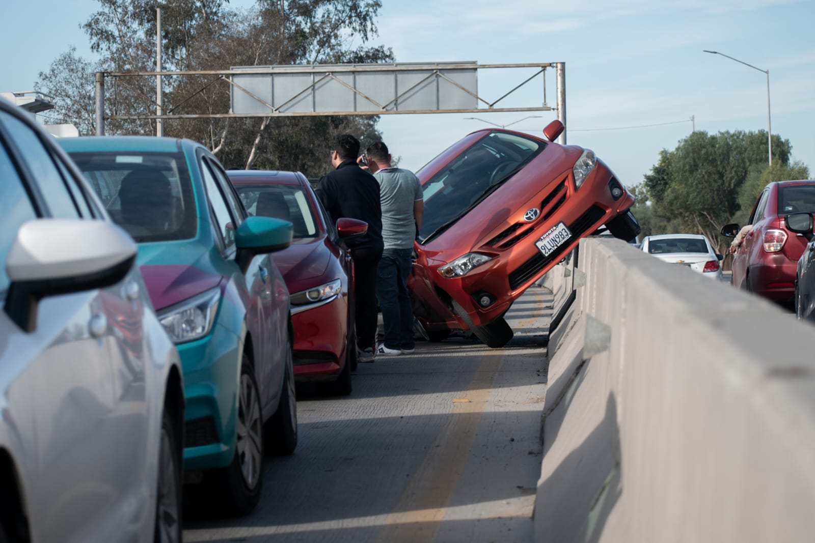 Carambola dejó un auto arriba del muro de contención frente al Aeropuerto de Tijuana