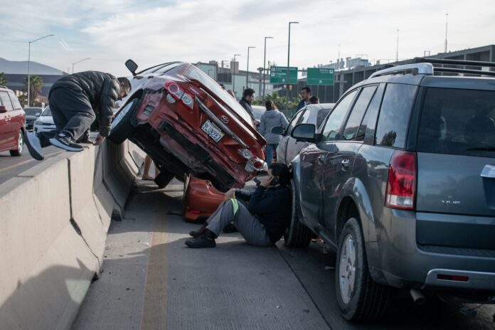 Carambola dejó un auto arriba del muro de contención frente al Aeropuerto de Tijuana. Carambola dejó un auto arriba del muro de contención frente al Aeropuerto de Tijuana.