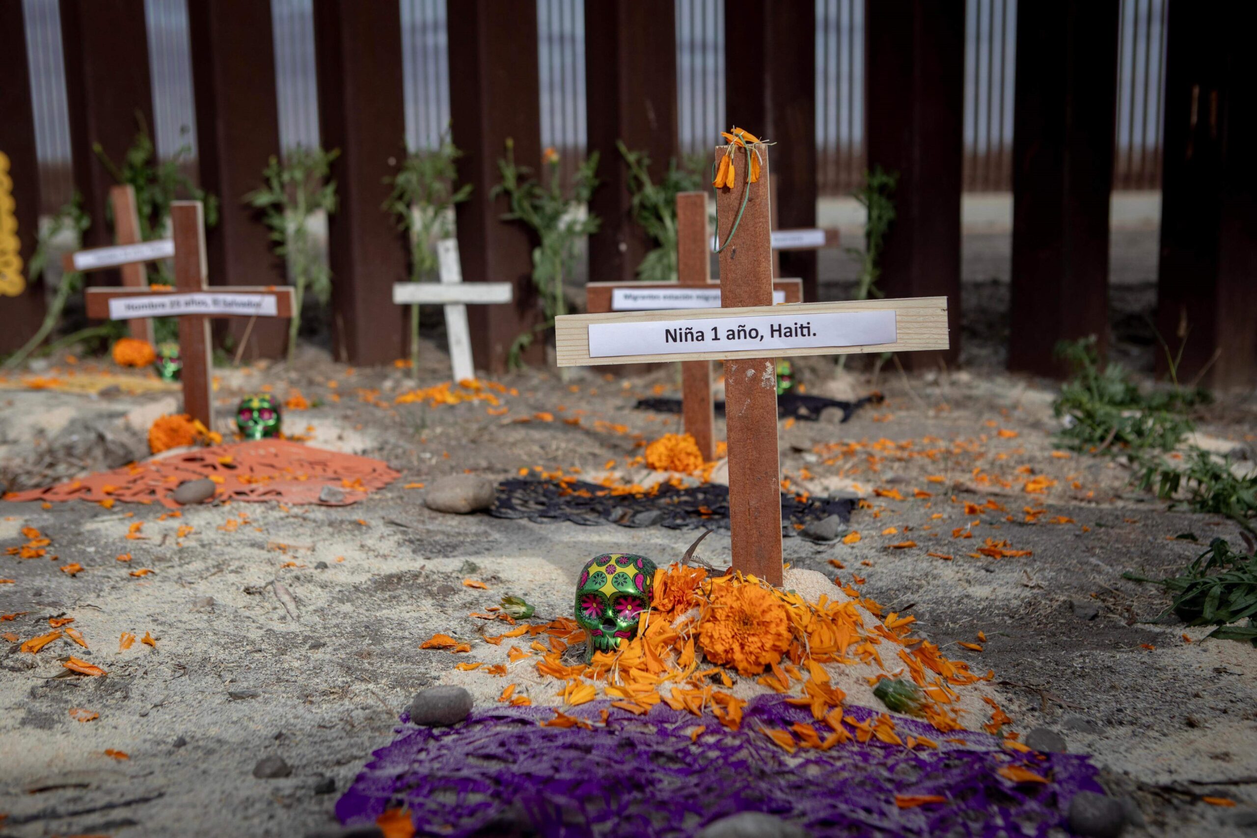 Dedican altar a los migrantes en el muro entre Tijuana y San Diego.
