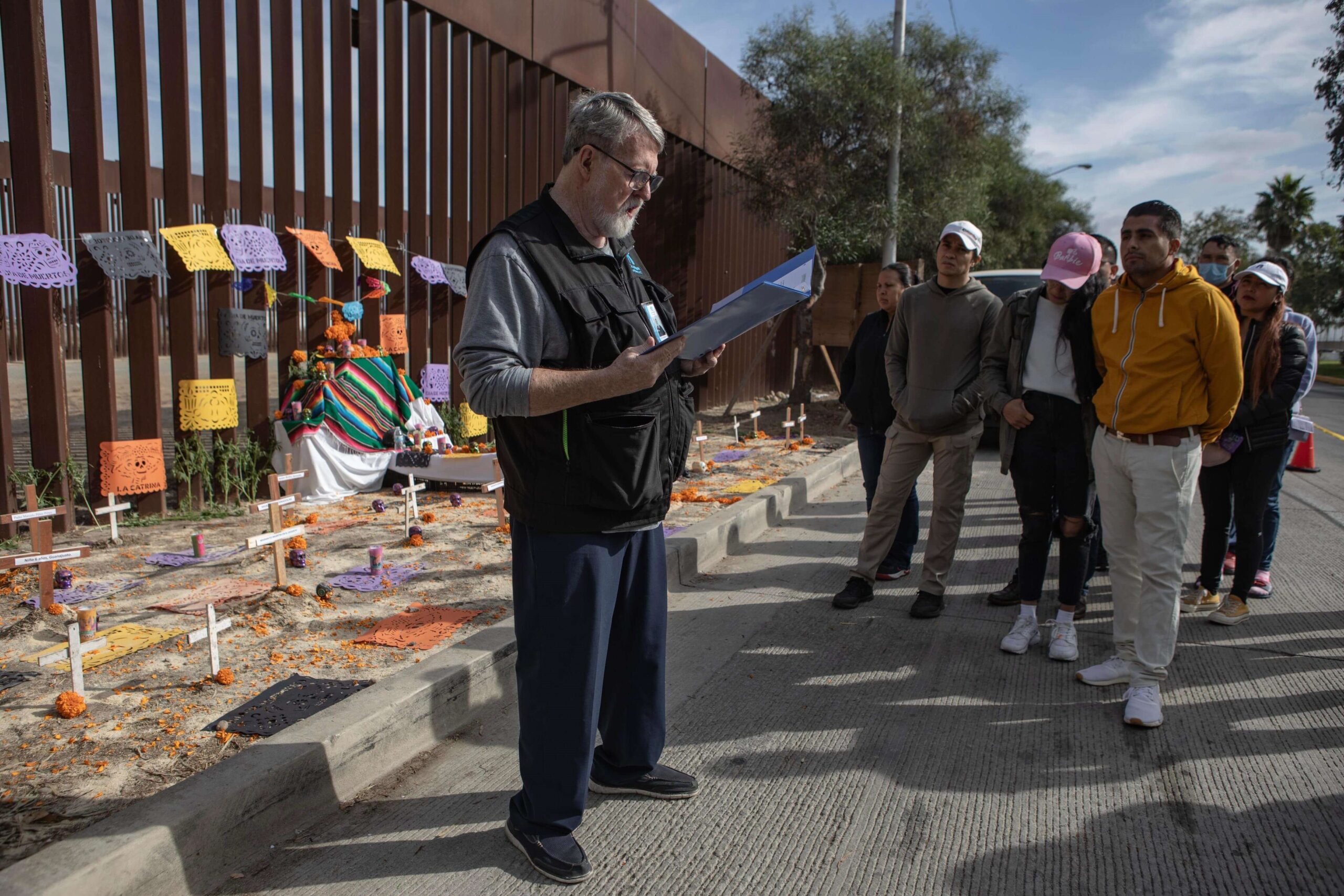 Dedican altar a los migrantes en el muro entre Tijuana y San Diego.