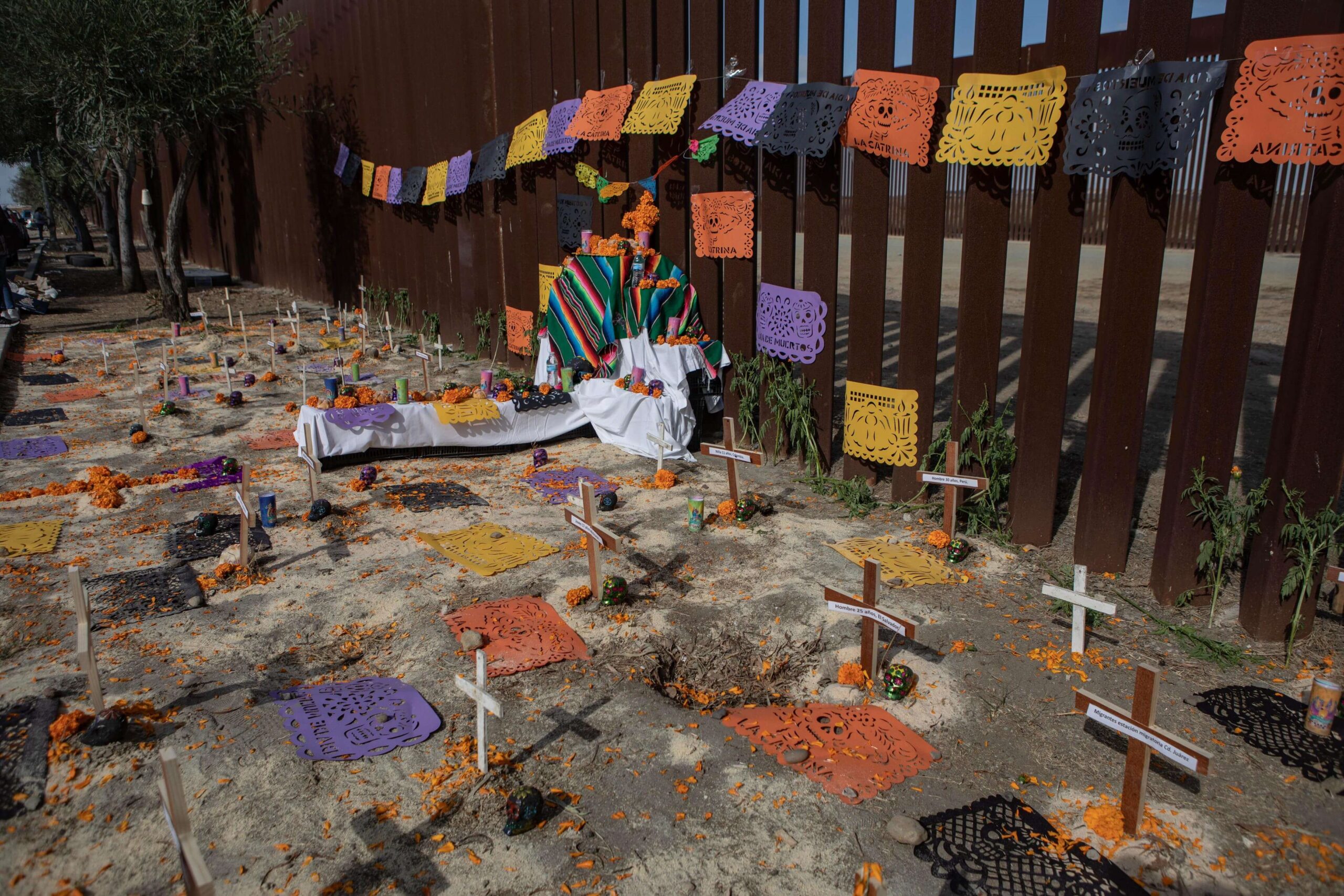 Dedican altar a los migrantes en el muro Dedican altar a los migrantes en el muro
