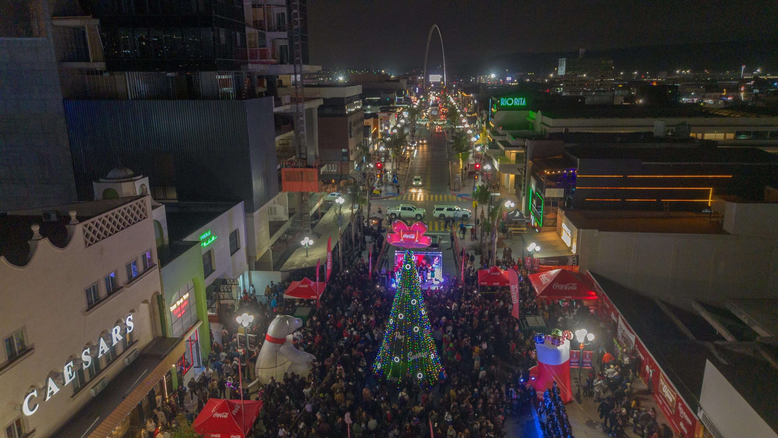 Iluminaron la avenida Revolución con el árbol navideño de Coca-Cola.