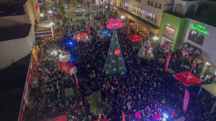 Iluminaron la avenida Revolución con el árbol navideño de Coca-Cola