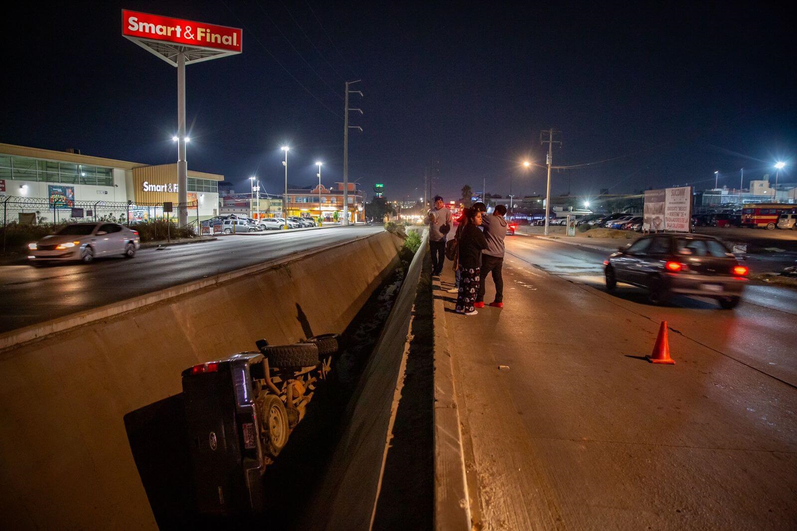 Otra volcadura en la canalización del bulevar Casablanca de Tijuana