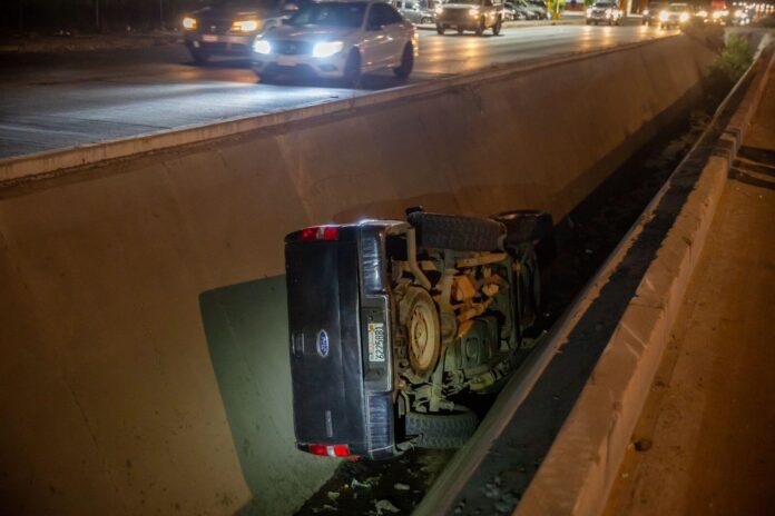 Otra volcadura en la canalización del bulevar Casablanca de Tijuana. Otra volcadura en la canalización del bulevar Casablanca de Tijuana.