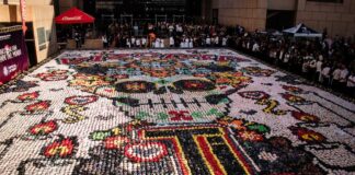 FOTOS: Tijuanenses lograron Récord Guinness con enorme mosaico de pan de muerto. Tijuanenses lograron el Guinness del mosaico de pan de muerto más grande del mundo.
