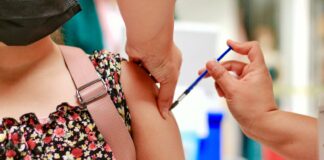 Piden a padres autorizar vacuna contra VPH para sus hijas adolescentes.