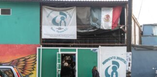 Migrantes enfrentan largas esperas para citas de CBP One.