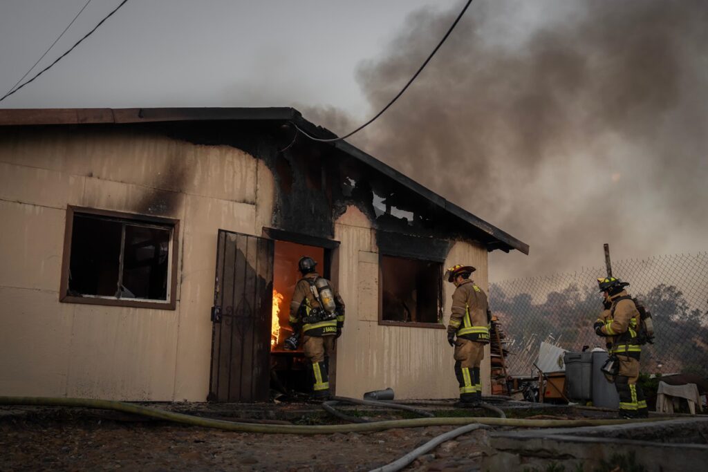 Incendio deja sin hogar a familias en Montes Olímpicos