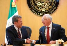 Ken Salazar se despide de los diputados en su última visita a San Lázaro.