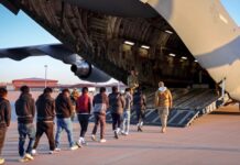 Aviones militares de EU trasladan a decenas de migrantes guatemaltecos.